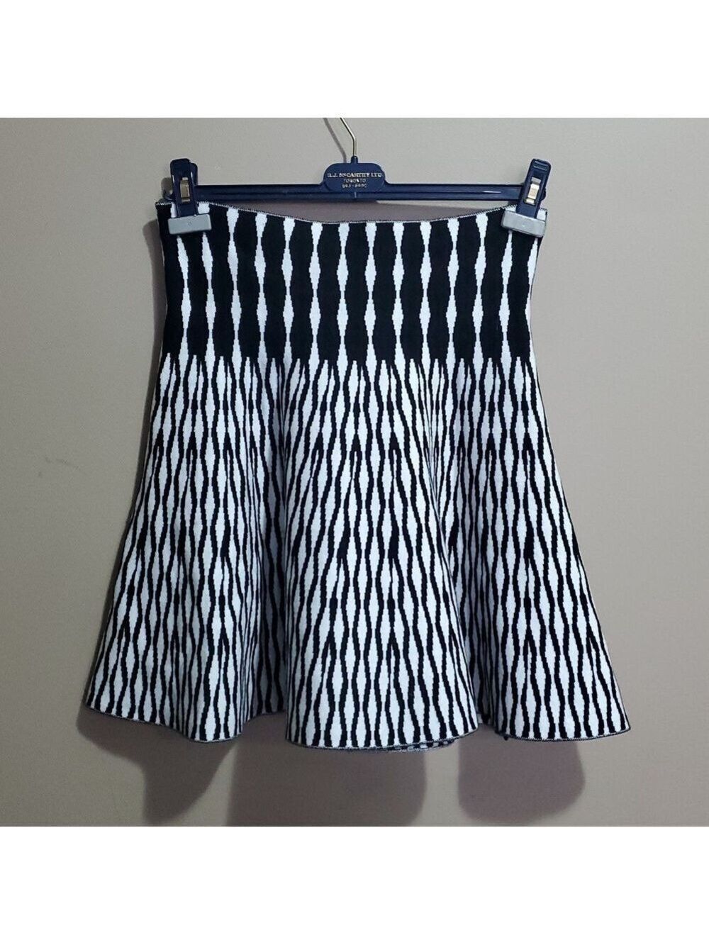 Max studio black and white a line knit skirt size medium/large